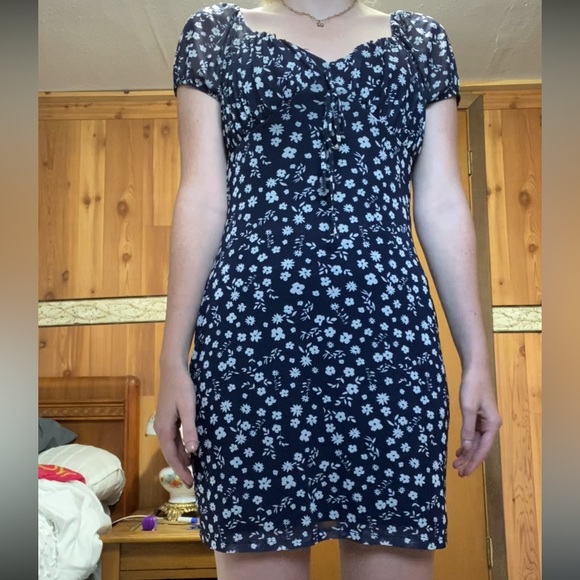 Barely worn floral dress. Cute and breathable. - Picture 3 of 4